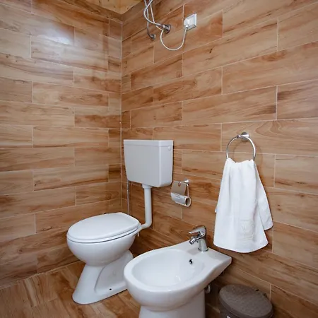 Shpija Ujevara E Vogel Villa *